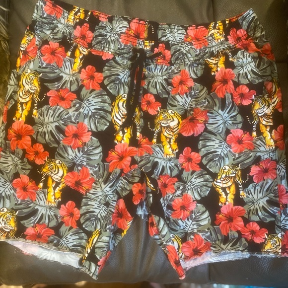 No Boundaries Other - “Tiger King” Shorts size Large